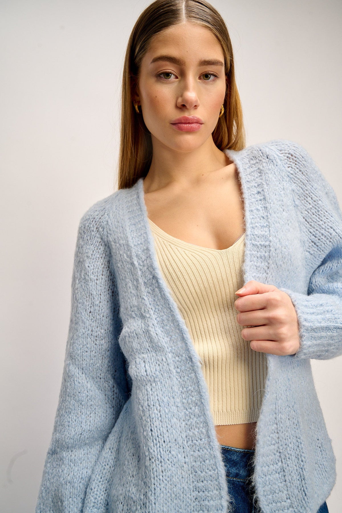 Noellas Fora Knit Cardigan Lightblue. Køb Cardigans hos www.noellafashion.dk