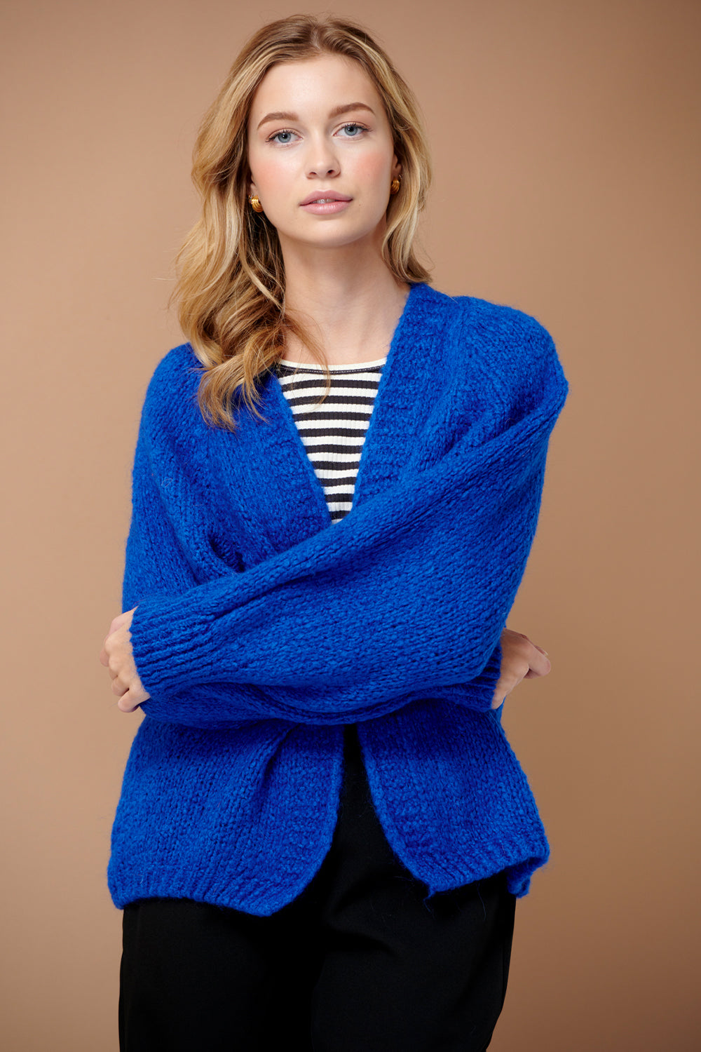 Noellas Fora Knit Cardigan Royal Blue. Køb Cardigans hos www.noellafashion.dk